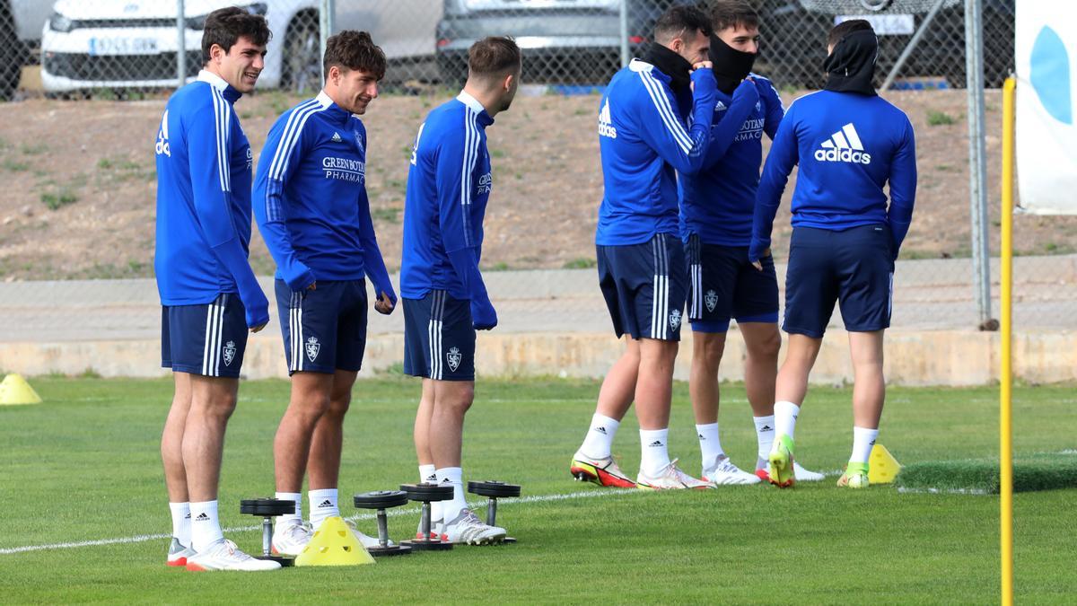 Azón y Ángel, en primer plano junto a Vada, en un entrenamiento del Zaragoza.