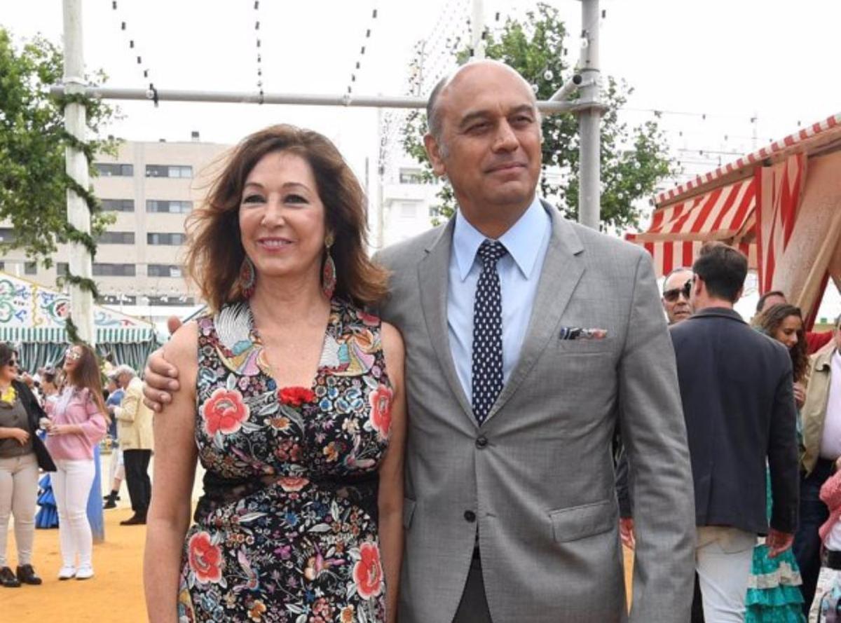 Ana Rosa Quintana y su marido, Juan Muñoz, en la Feria de Sevilla