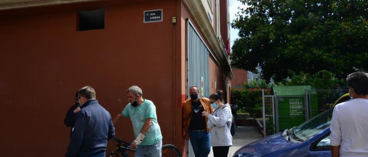 Luis Miguel Fernández, de espaldas, con varios voluntarios que acudieron a la asamblea al Comedor Social.   | // GONZALO NÚÑEZ