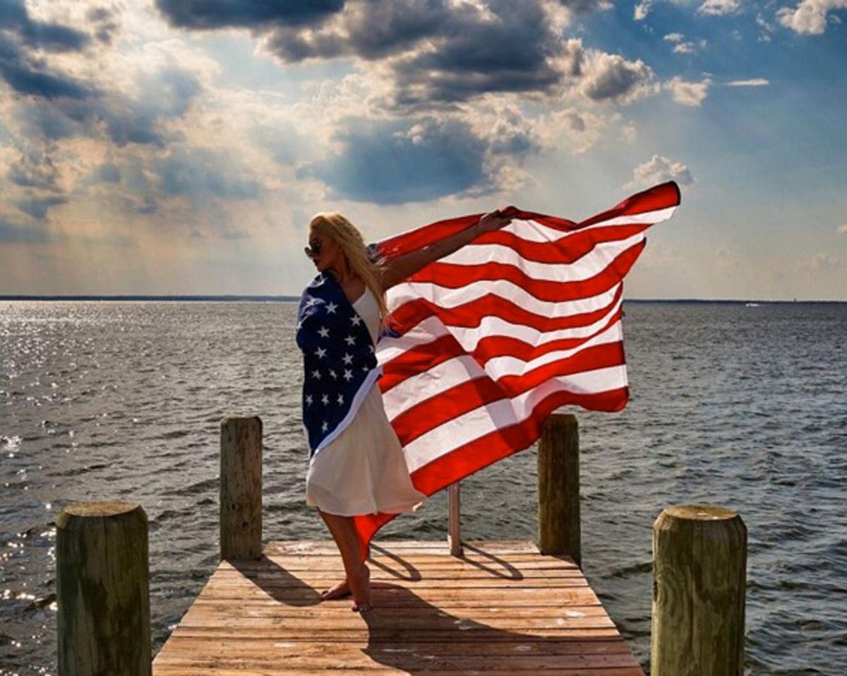 Christina Aguilera con la bandera estadounidense el 4 de julio