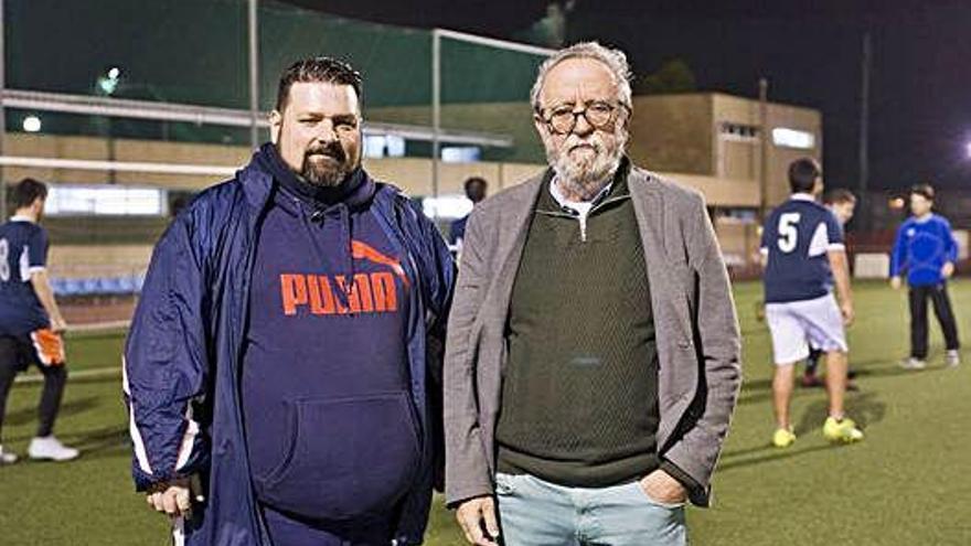 El técnico del equipo y Vicente Bellón en un entrenamiento con los jóvenes del Centro de Menores.