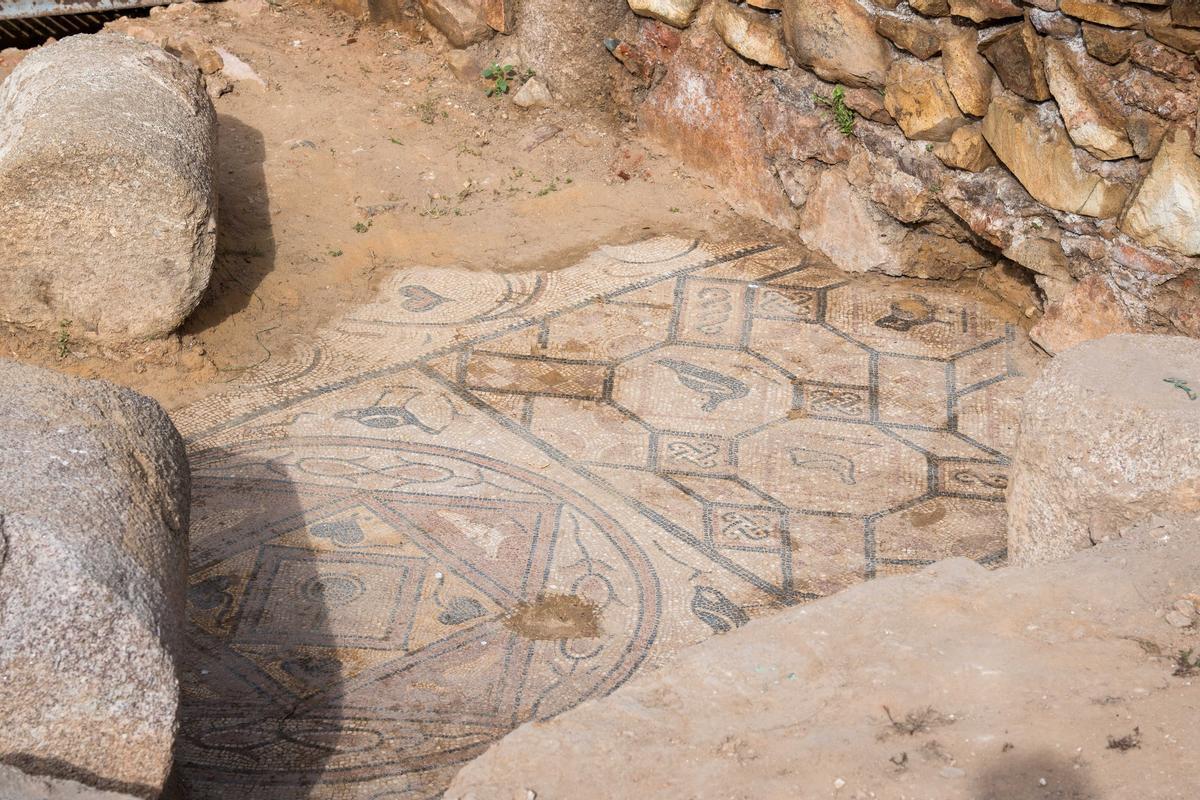 Alumnos de Historia de la UEx, durante la visita a las excavaciones de la Huerta de Otero en Mérida.