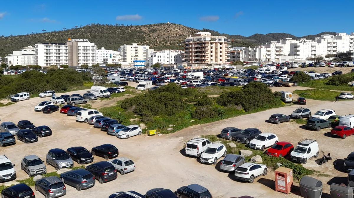 Verano anticipado en el aparcamiento de Ses Variades | M.G.