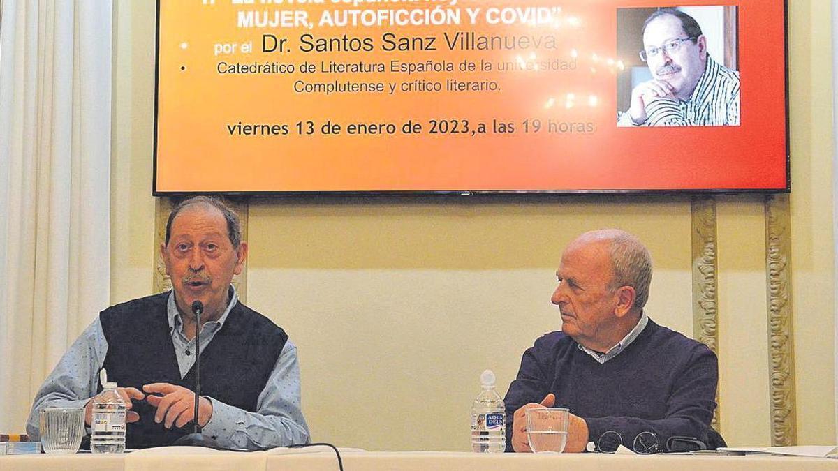 Santos Sanz, acompanyat per Santiago Fortuño, va obrir el divendres el nou cicle de conferències de l'Ateneu.