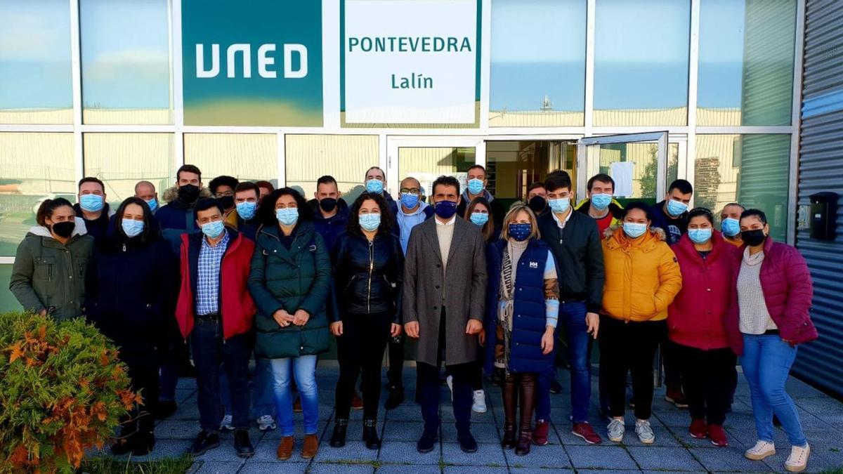 López acudió ayer al inicio del taller laboral Sendas, en el que toman parte una veintena de desempleados.