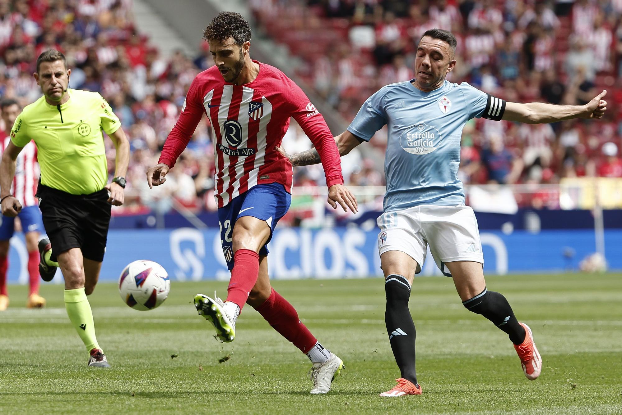 MADRID, 12/05/2024.- El defensa del Atlético de Madrid Mario Hermoso (i) pelea un balón con el delantero del Celta Iago Aspas durante el partido de LaLiga entre el Atlético de Madrid y el Celta, este domingo en el estadio Metropolitano. EFE/ Sergio Pérez