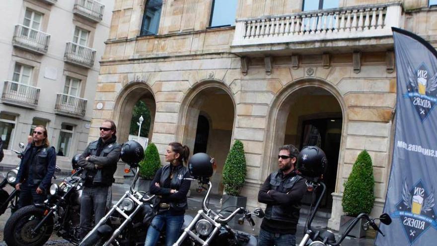 Embajadores de los &quot;SIN riders&quot;, ayer, en la plaza Mayor.