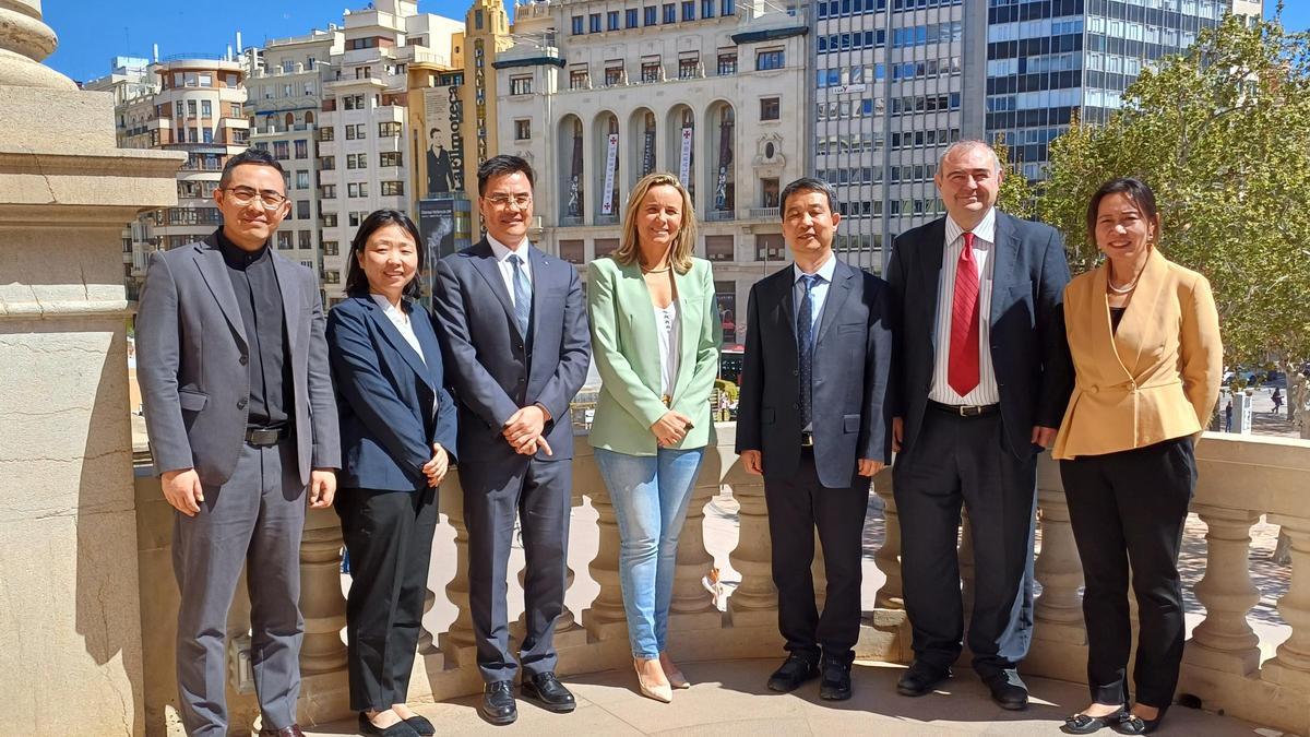 Paula Llobet con la delegación china de visita en València.