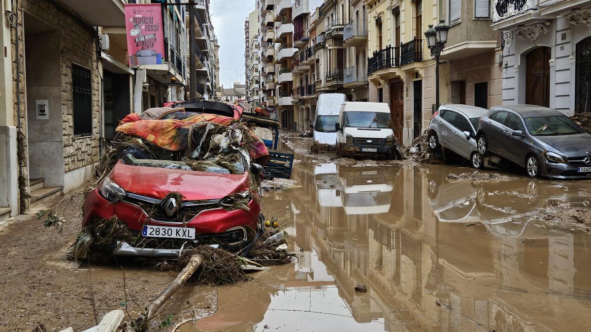Cotxes apilats en un carrer d’Algemesí durant els primers dies de la tragèdia, en una imatge d’arxiu