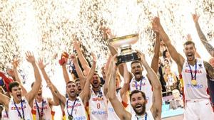 Berlin (Germany), 18/09/2022.- The Spanish team players celebrate with the trophy after winning the FIBA EuroBasket 2022 Final basketball match between Spain and France in Berlin, Germany, 18 September 2022. (Baloncesto, Francia, Alemania, España) EFE/EPA/FILIP SINGER