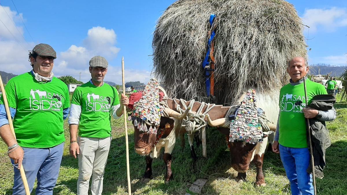 Por la izquierda, Miguel y José Negrón y Manuel Salguero con dos de sus animales