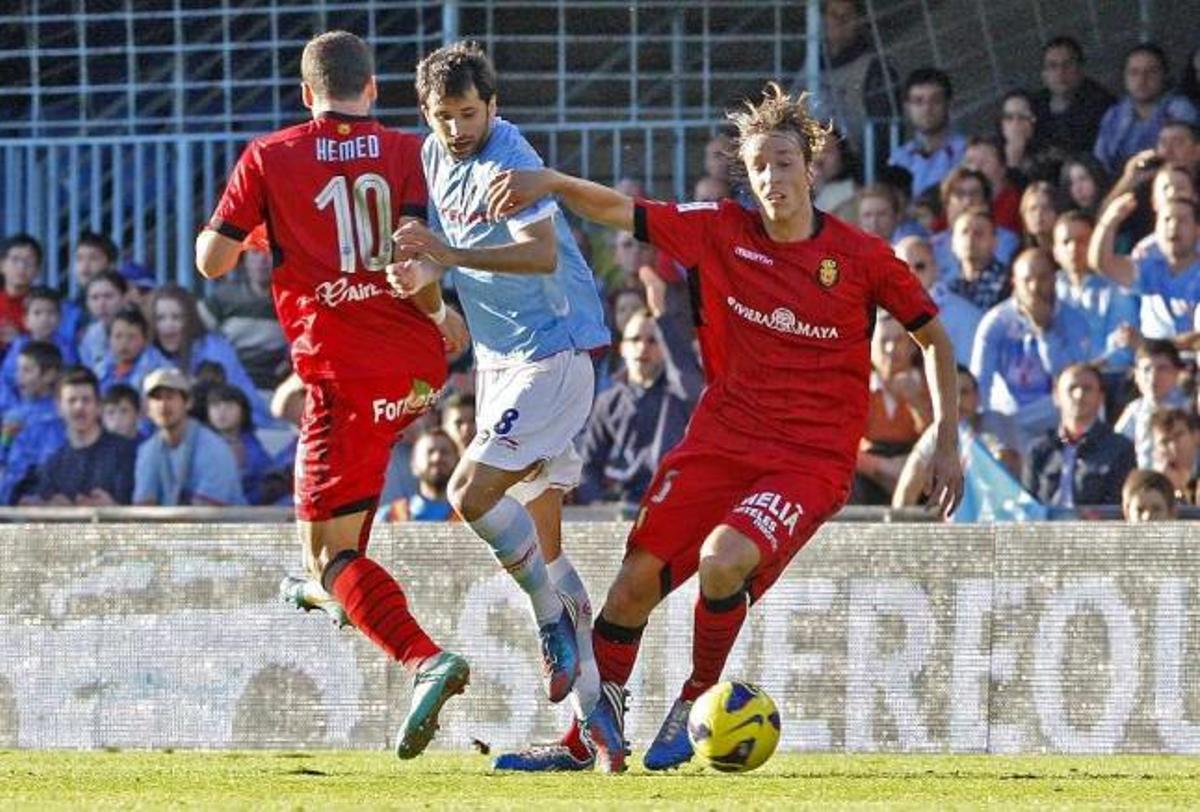 Álex López pugna por el balón ante Pina y Hemed, en el partido disputado ayer en Balaídos. // Marta G.Brea