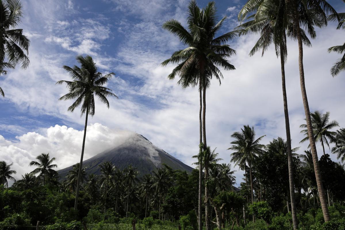 El volcán Mayón sigue activo en Filipinas