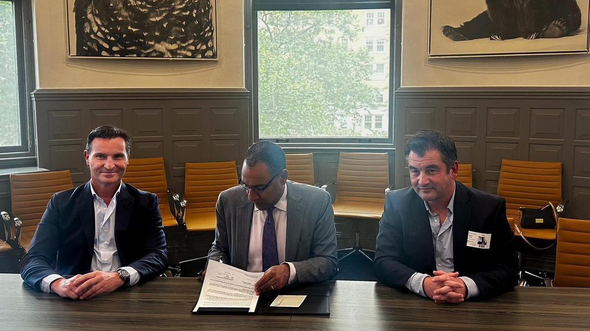 Por la izquierda, Jorge González-Palacios, Sean M. Decatur y Alejandro Beneit, firmando el convenio.