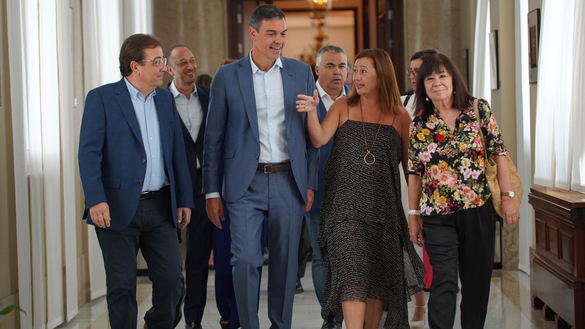 Sánchez acompañado de Francina Armengol , Fernandez Vara y Cristina Narbona, se dirigen a la reunión de parlamentarios socialistas, este mediodía en el Congreso.