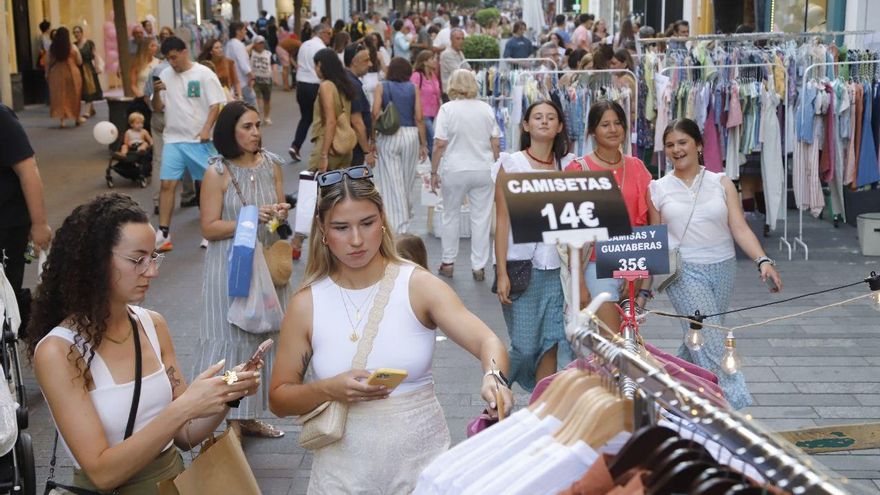 El centro de Córdoba se llena de ambiente en la Shopping Night 2025