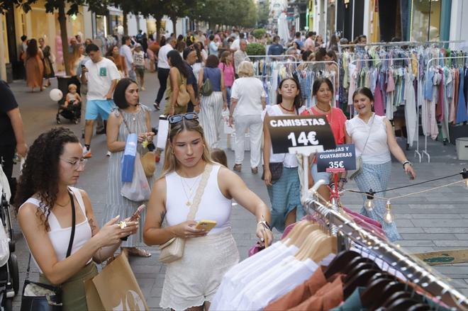 El centro de Córdoba se llena de ambiente en la Shopping Night 2025