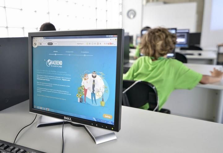 LAS PALMAS DE GRAN CANARIA A 27/06/2017. Facultad de Ingenería Informática de la ULPGC  imparte Campus Técnológico de verano a alumnos de entre 6 y 16 años de edad. FOTO: J.PÉREZ CURBELO