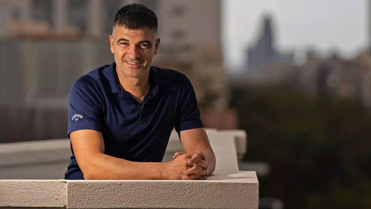 Eloy Moreno, autor de ‘Invisible', suma ‘Redes' a sus obras traducidas al gallego: «Mi única manía es escribir mientras escucho música»