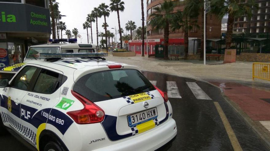 Un coche de la Policía Local en la Cala de Finestrat