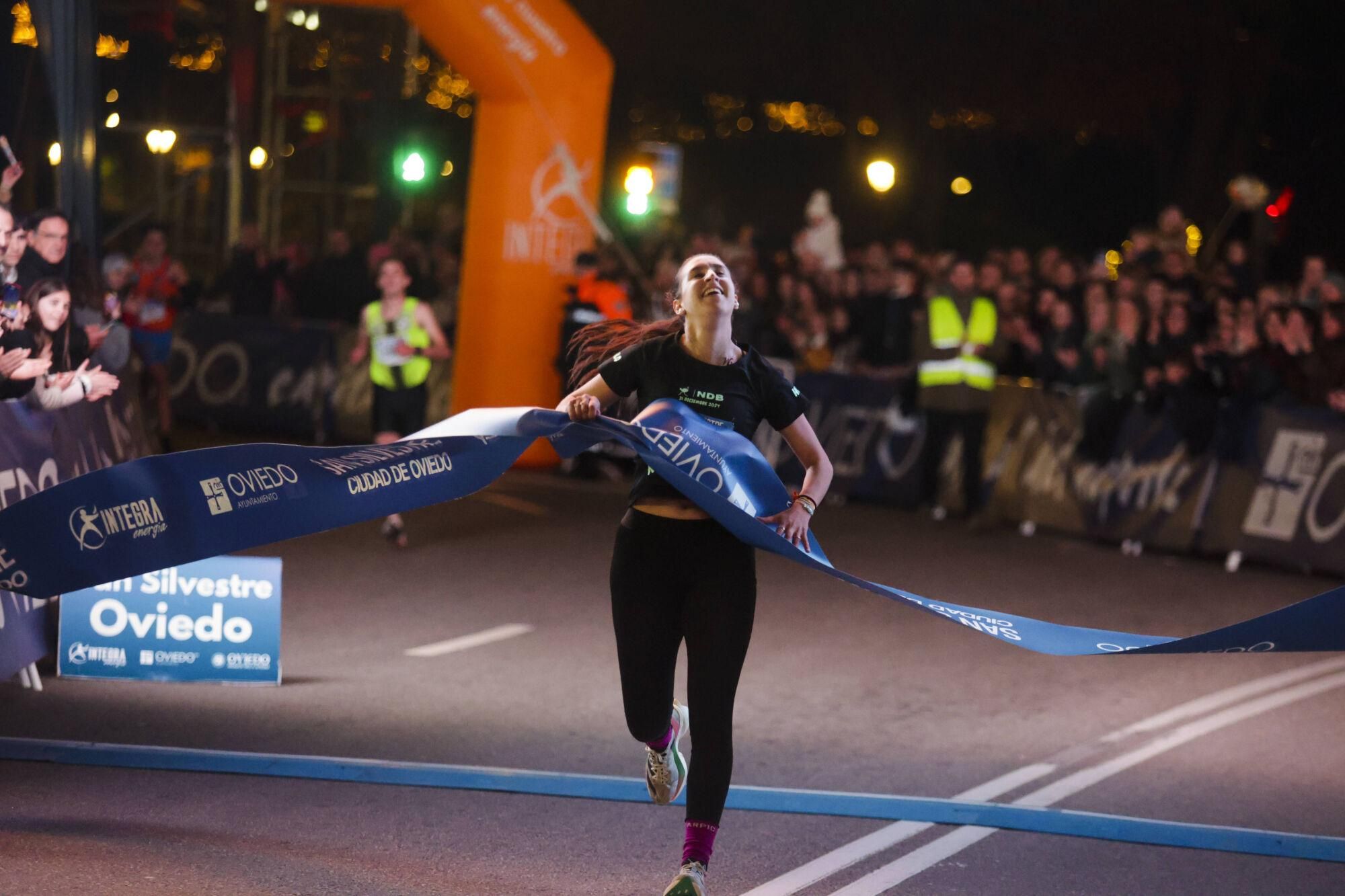 EN IMÁGENES: Alejandro Onís y Mariam Benkert saltan del segundo al primer puesto en la San Silvestre de Oviedo