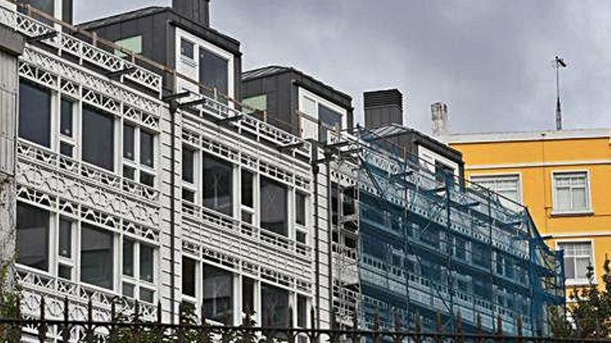 Fachada trasera, con vistas al puerto, de los edificios en obras de la calle Príncipe.