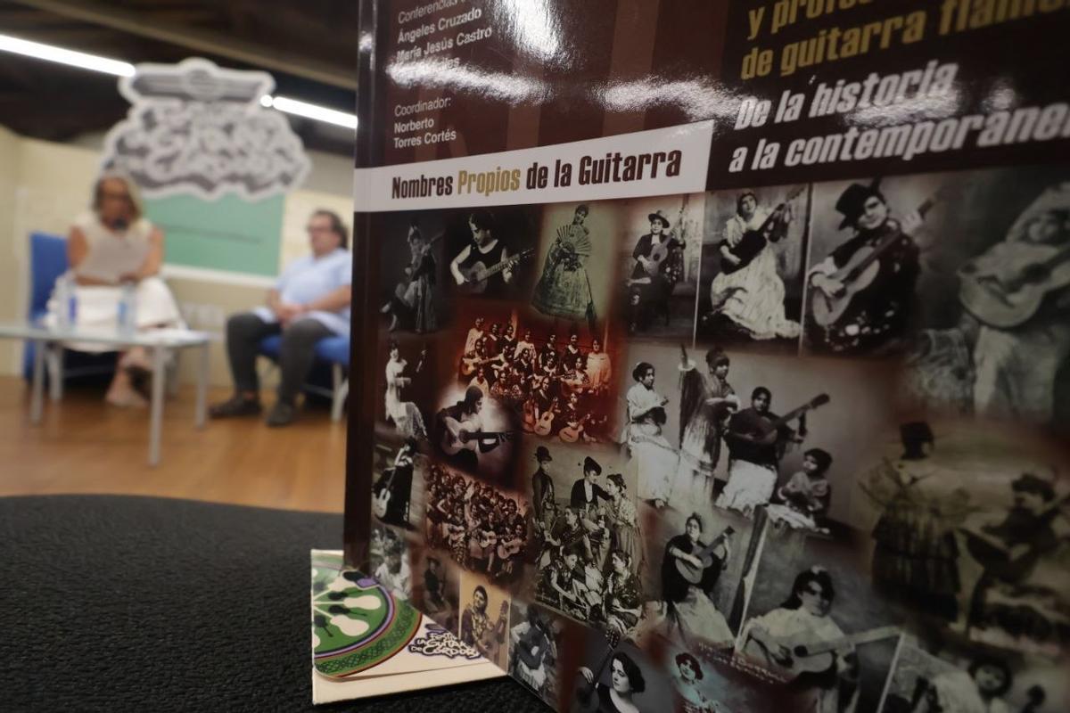 En primer plano, portada del libro presentado en el marco del Festival de la Guitarra de Córdoba 2026.
