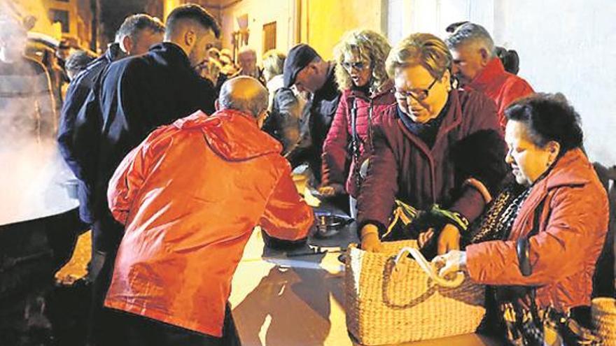 La lluvia transforma la ‘caldereta de bou’ de la Vall en cena para llevar