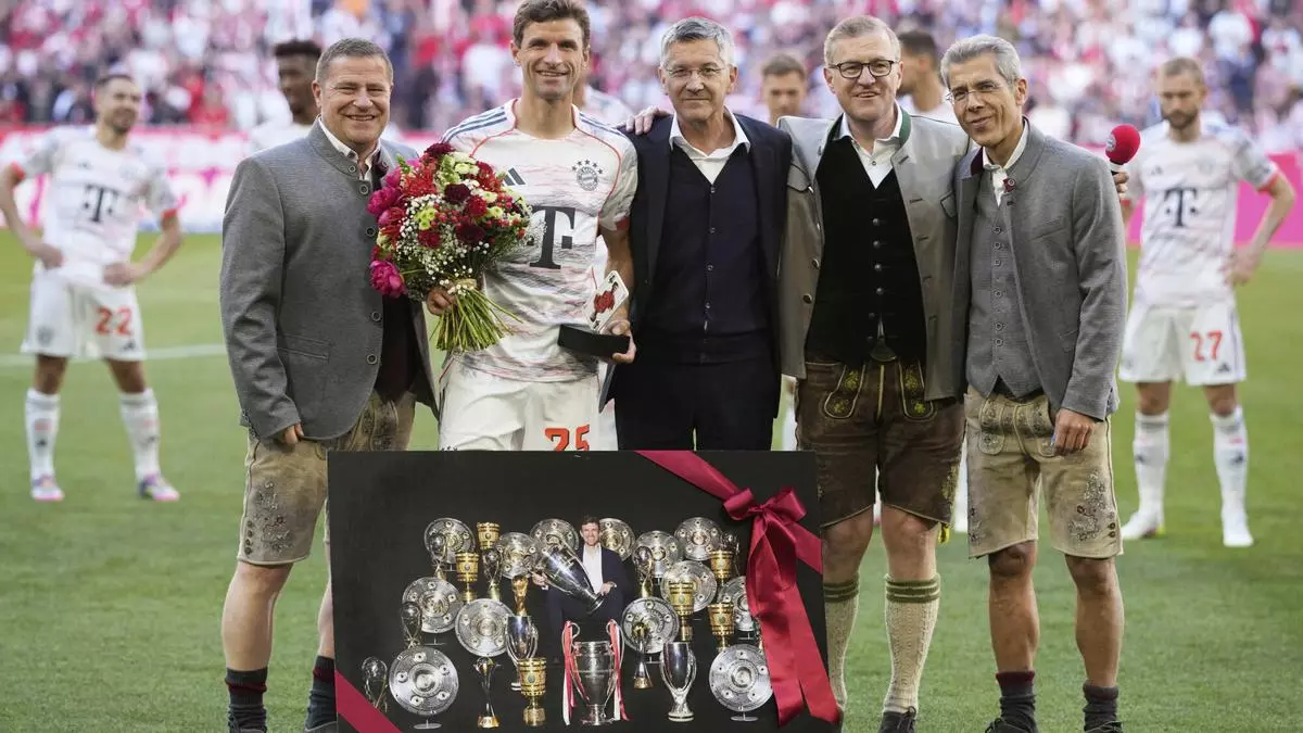 El Bayern celebra el t¨ªtulo en el adi¨®s de Thomas M¨¹ller al Allianz