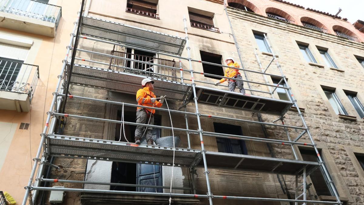 VÍDEO | Comencen les tasques per enderrocar la casa del carrer Santa Llúcia afectada per un incendi