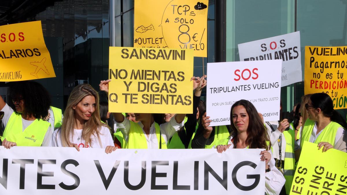 Treballadors de Vueling amb pancartes