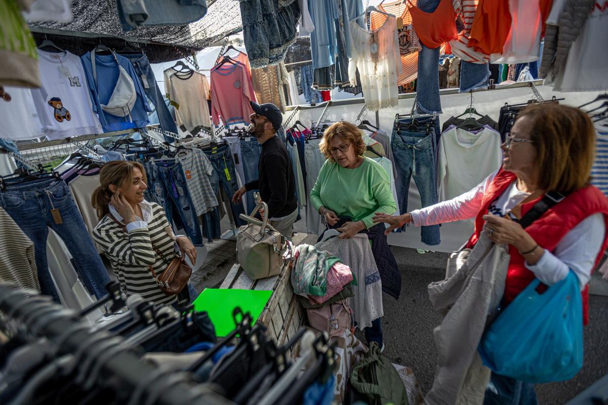 El histórico mercado ambulante inicia un exilio temporal: las obras de reforma del barrio exigen dejar libres las calles del Acer, de la Metal·lúrgia y del Crom, donde los puestos comerciales llevaban más de 50 años asentados. La nueva ubicación es desde el cruce de la calle de los Ferrocarrils Catalans con calle Foc hasta el cruce de la calle de la Mare de Déu de Port con el de calle Motors.