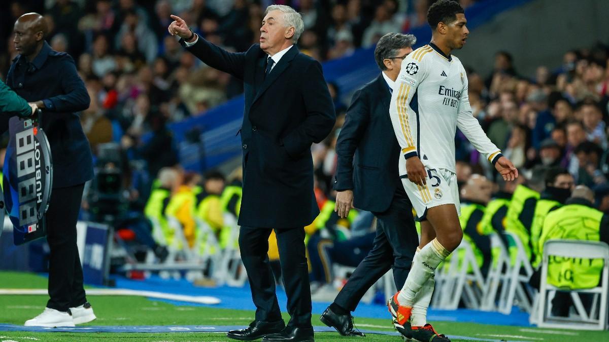 Carlo Ancelotti y Jude Bellingham en un partido del Real Madrid de la temporada 2024/25