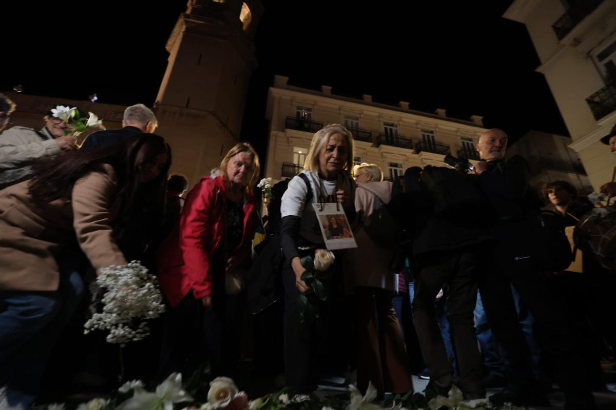 Decenas de valencianos se concentran frente a las Corts para pedir el enjuiciamiento de Mazón por su gestión de la dana