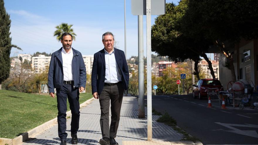 Daniel Pérez y Juan Espadas caminan juntos antes de un acto de precampaña en Málaga.