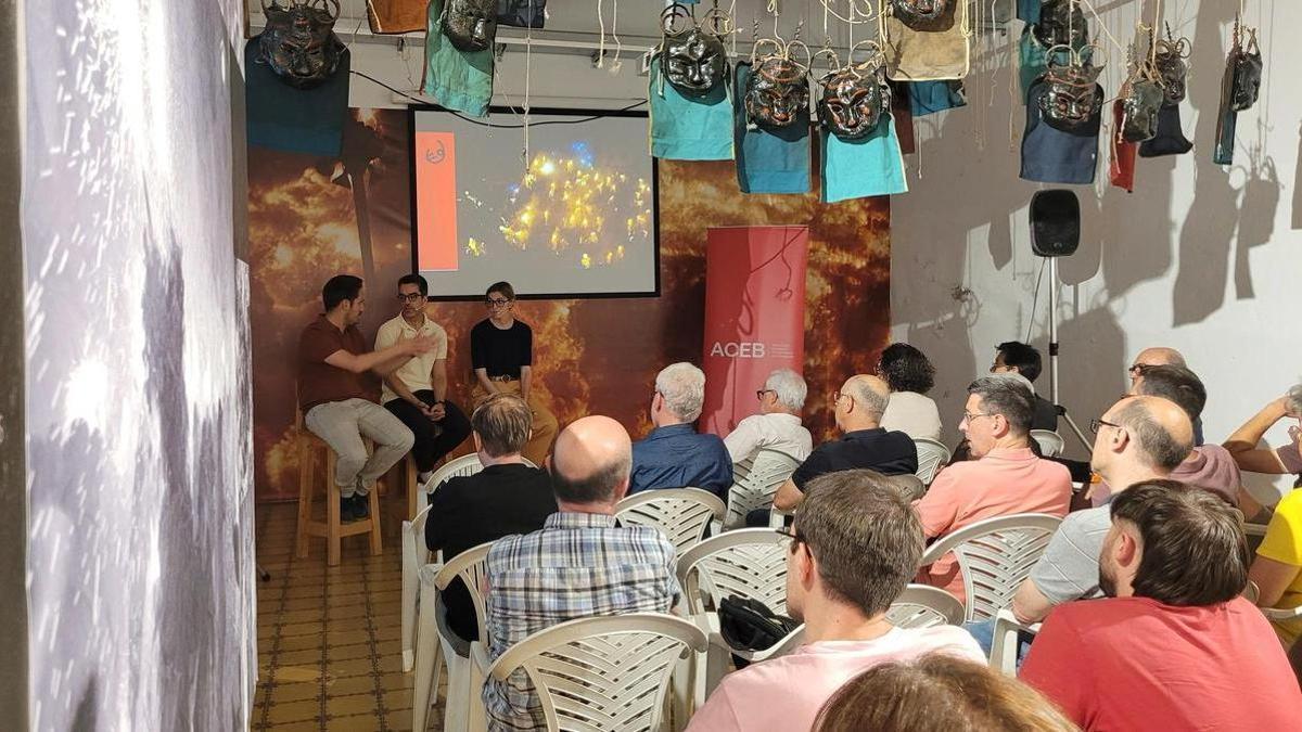 Un instant del debat, amb les intervencions de Xavier Orcajo i Anna Parcerisa