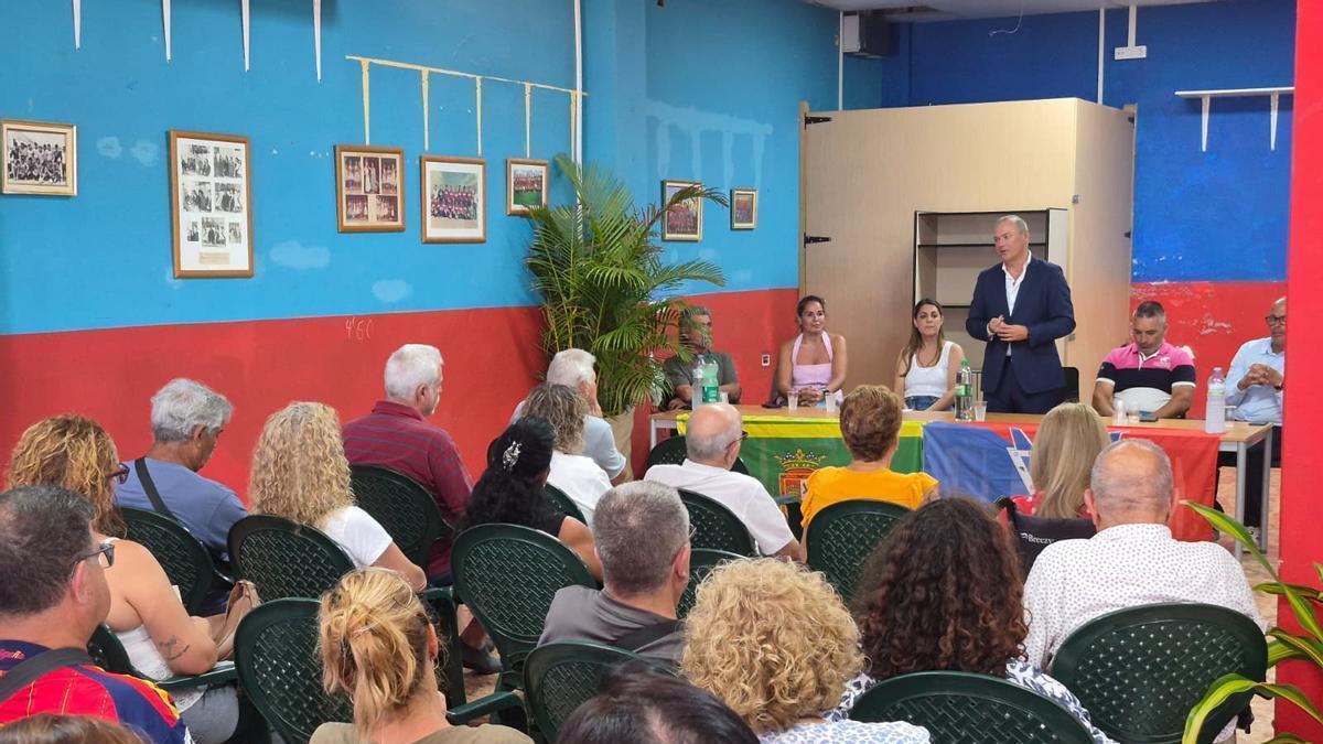 El vicepresidente del Cabildo y consejero de Obras Públicas e Infraestructuras, Arquitectura y Vivienda, Augusto Hidalgo, junto a los concejales del Ayuntamiento de Gáldar Ancor Bolaños y Nicolás Mederos, así como representantes de la entidad deportiva de Sardina.