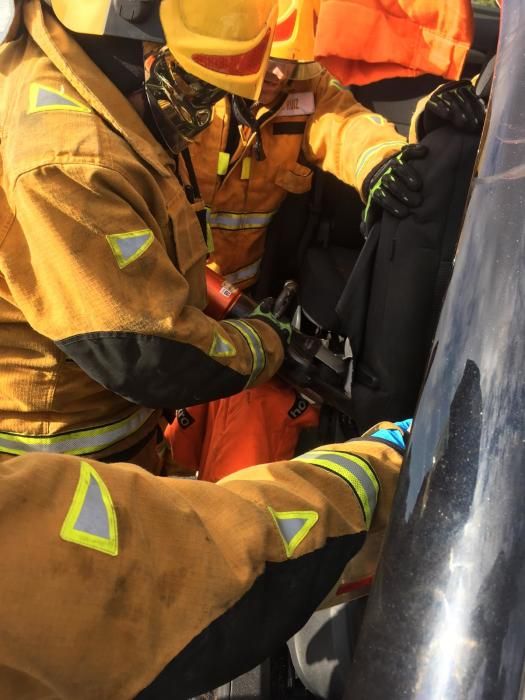 Rescatan a dos personas tras un accidente en Mil Palmeras