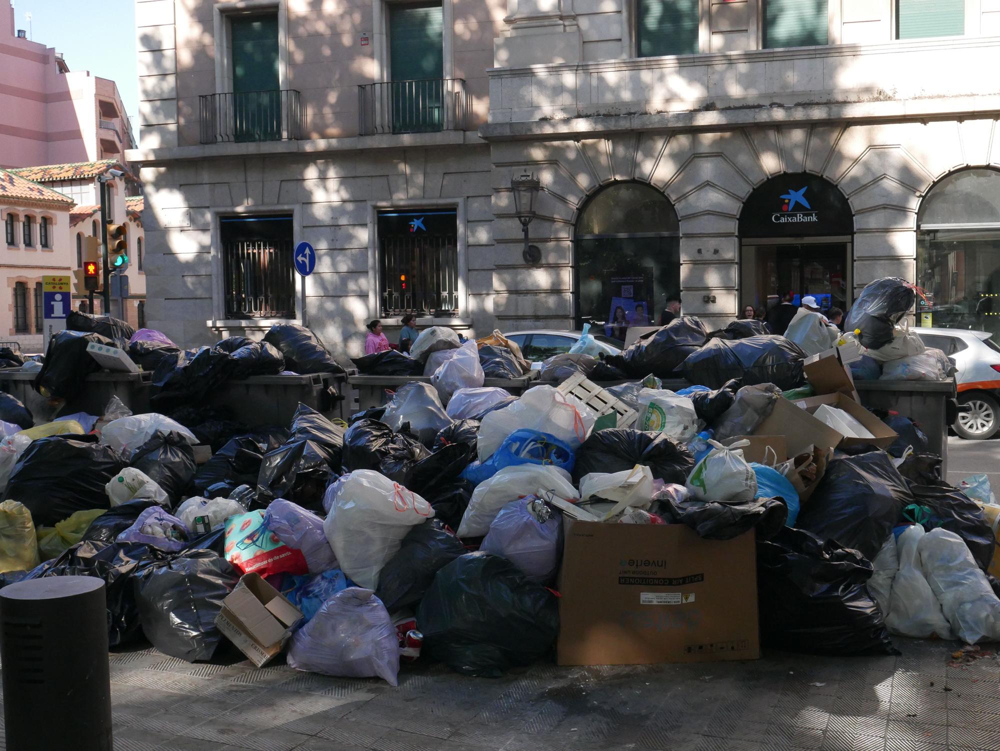 Figueres continua patint la vaga d'escombraries una setmana després