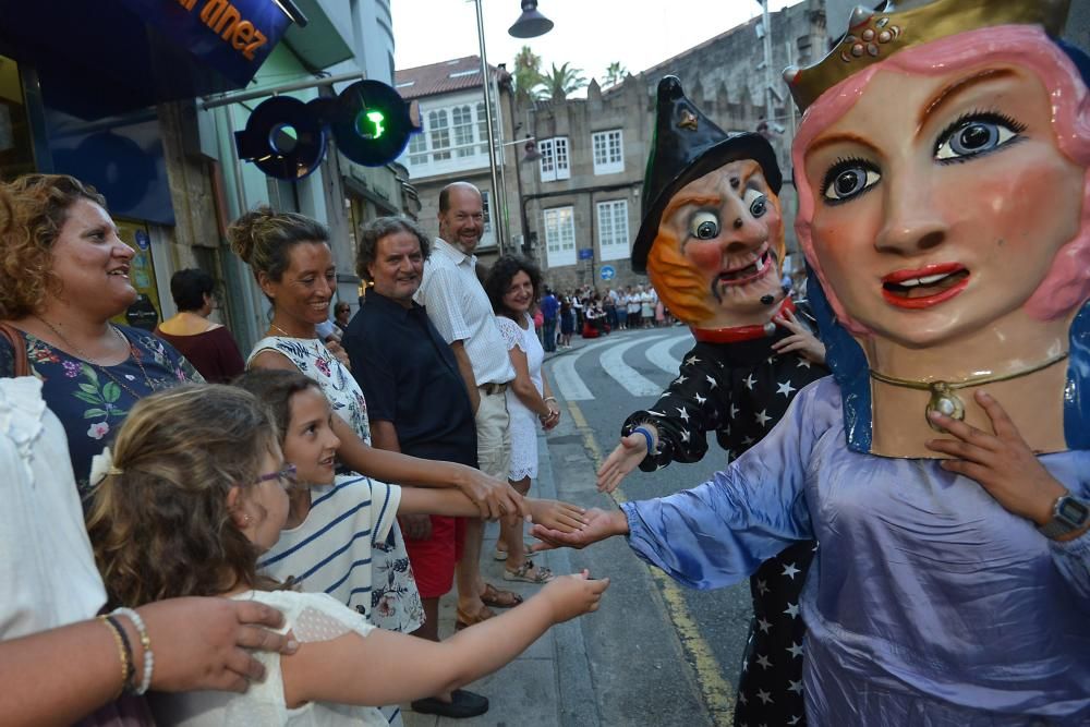 La imagen de la patrona de la provincia recorrió las calles del centro arropada por cientos de personas.