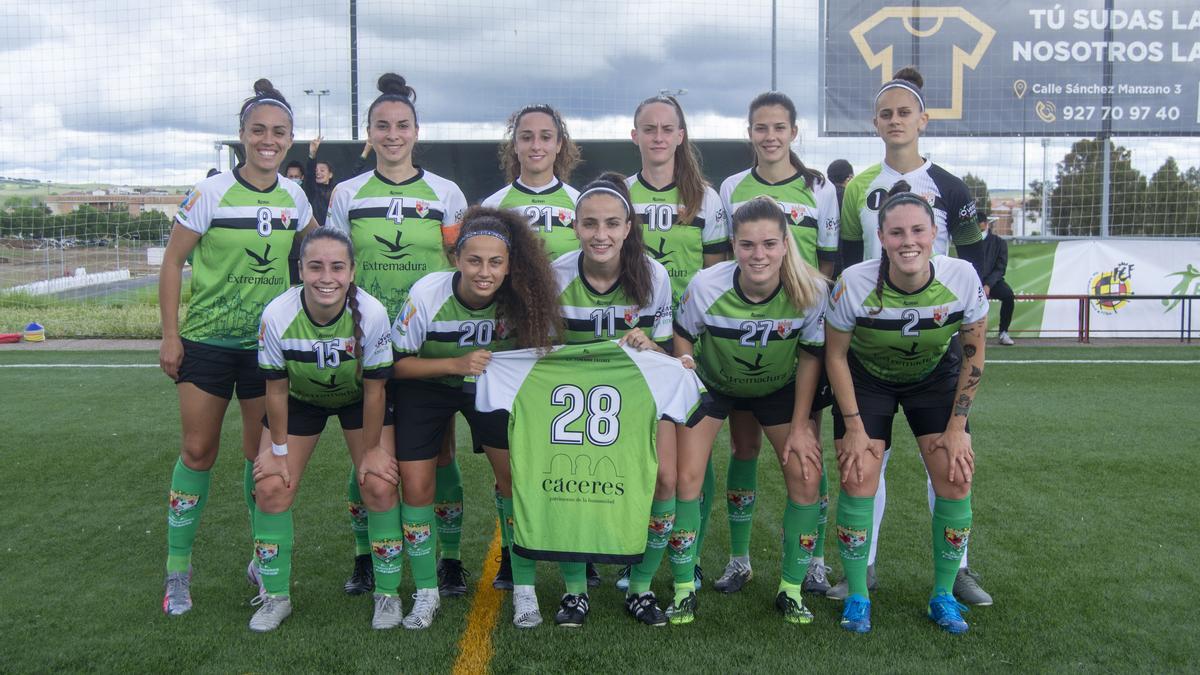 Once inicial del Femenino Cáceres, con la camiseta con el número 28 en apoyo a Marta, lesionada.
