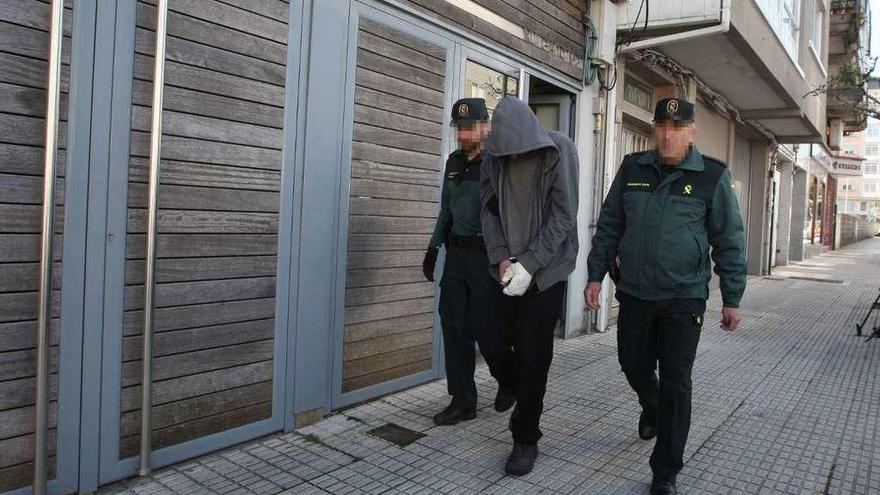 Imagen del joven detenido, a su salida del juzgado de A Estrada. // Bernabé