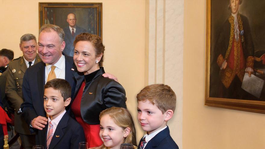 El senador Tim Kaine con Teresa Valcarce y sus hijos en el Capitolio, en 2014, con el retrato de Bernardo de Gálvez detrás y junto al retrato del gran presidente Eisenhower.