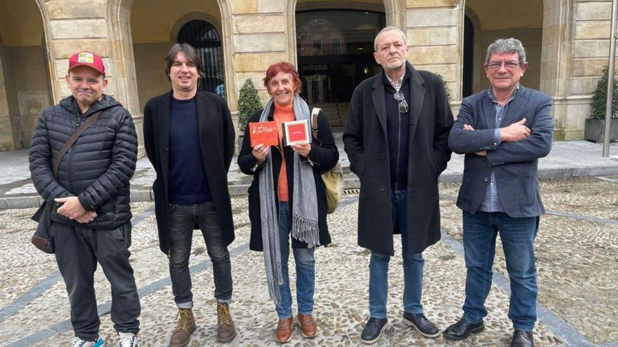 Por la izquierda, Carlos Arias, Emilio Ribera, Geles García, José Luis Argüelles y Francisco Villaverde, este miércoles, tras la reunión con la Alcaldesa.