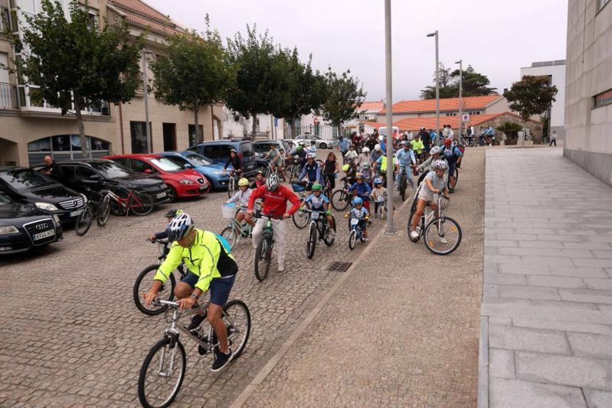Participantes en la fiesta de la bicicleta isleña.