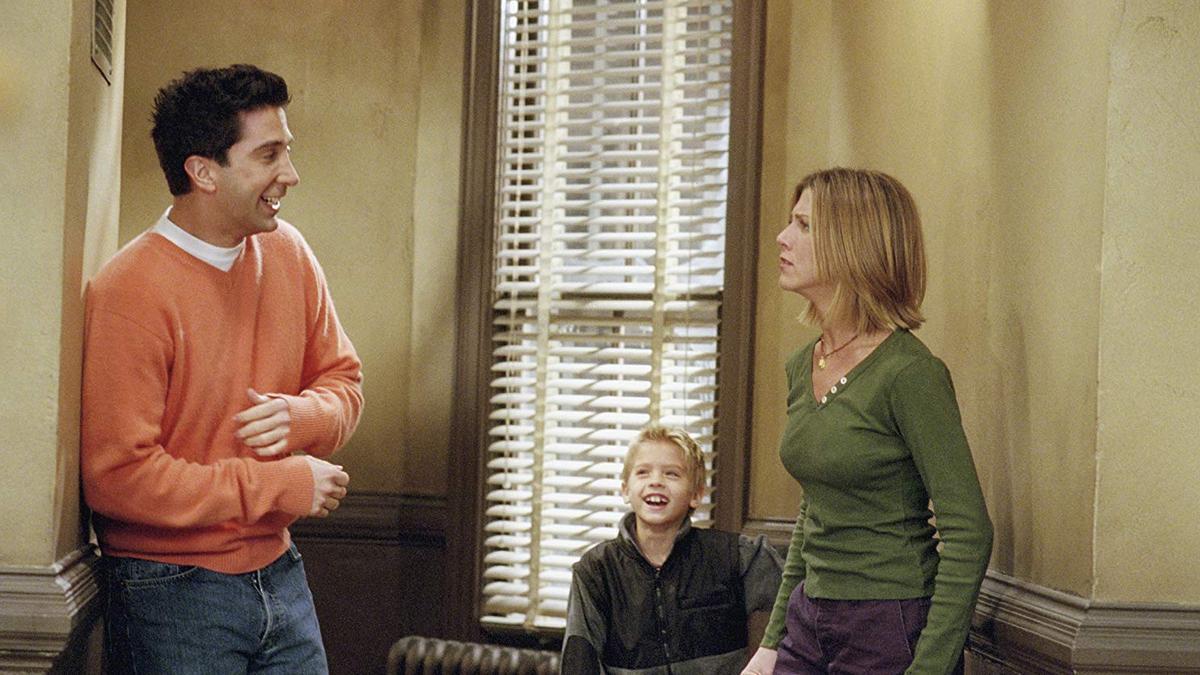 Cole Sprouse como Ben en Friends junto a Ross y Rachel