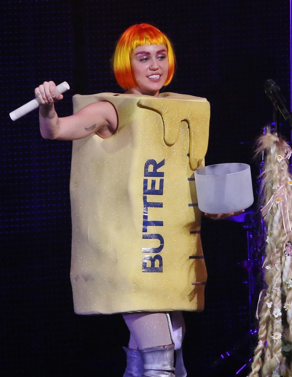 Miley Cyrus en el concierto con disfraz de mantequilla