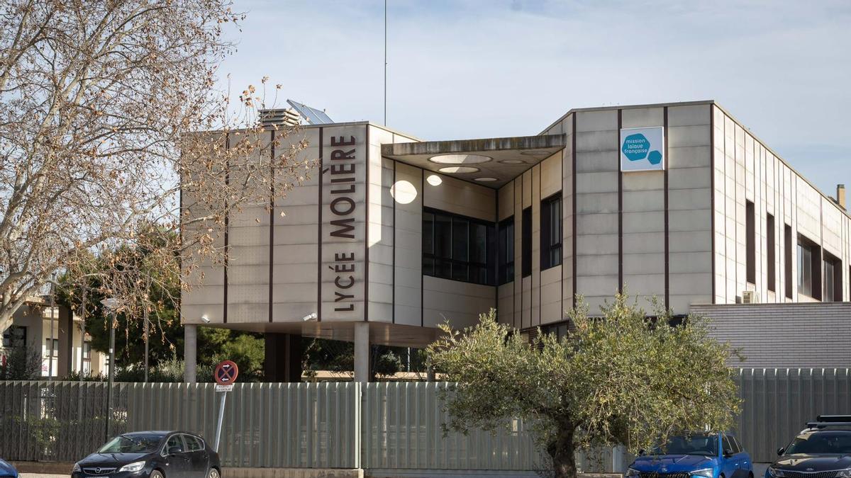 La entidad que dirige el Liceo Francés de Zaragoza busca un socio inversor para poder mantener sus centros en España.