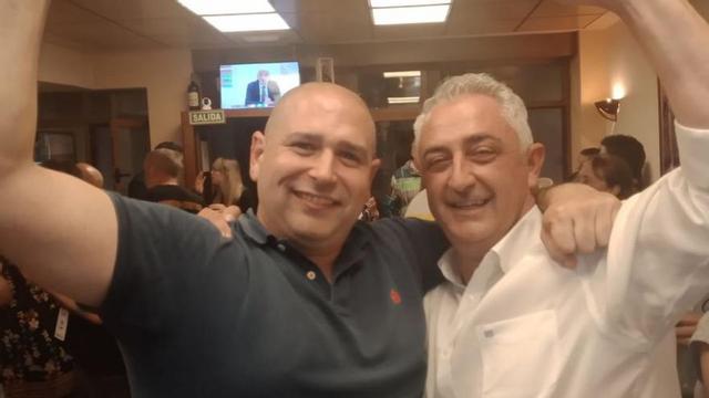 Por la izquierda, Juan Pola, coordinador de IU en Carreño, y Ángel García, celebrando el triunfo.
