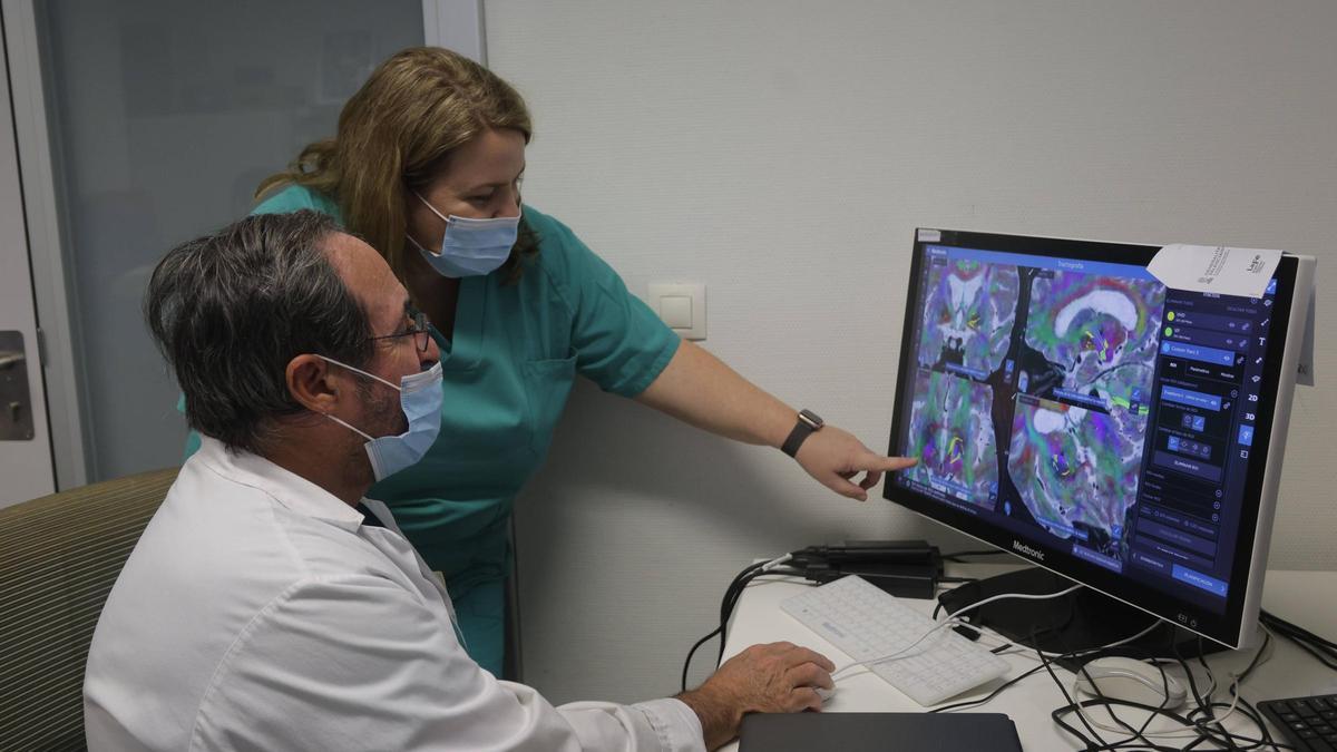 El Dr. Gutiérrez y la Dra. Conde analizan la información recogida por el dispositivo DEP de una paciente de párkinson.